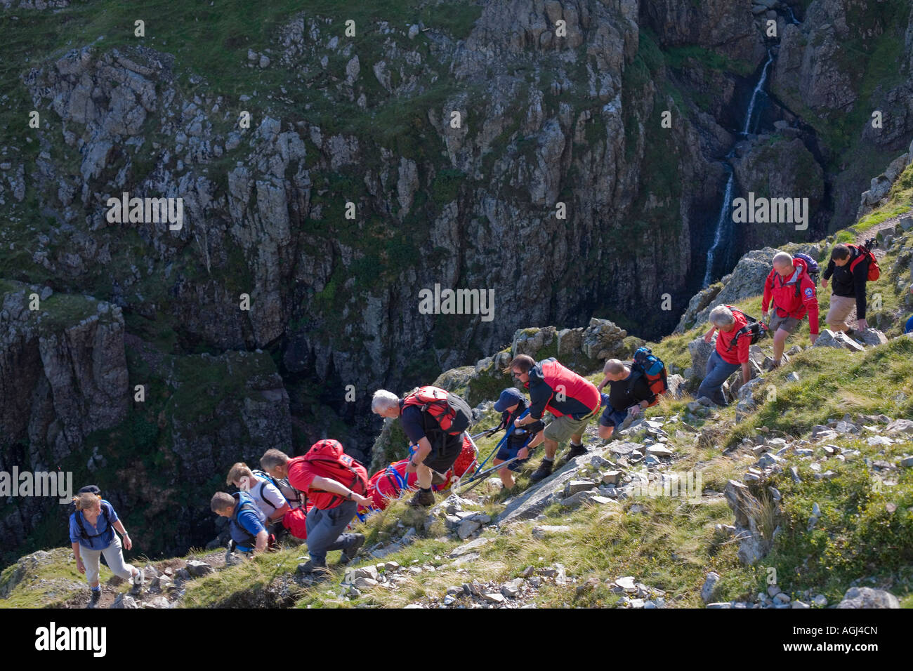 I membri di Langdale Ambleside Mountain Rescue Team barella ferito walker off The Langdale Pikes, Lake District, REGNO UNITO Foto Stock