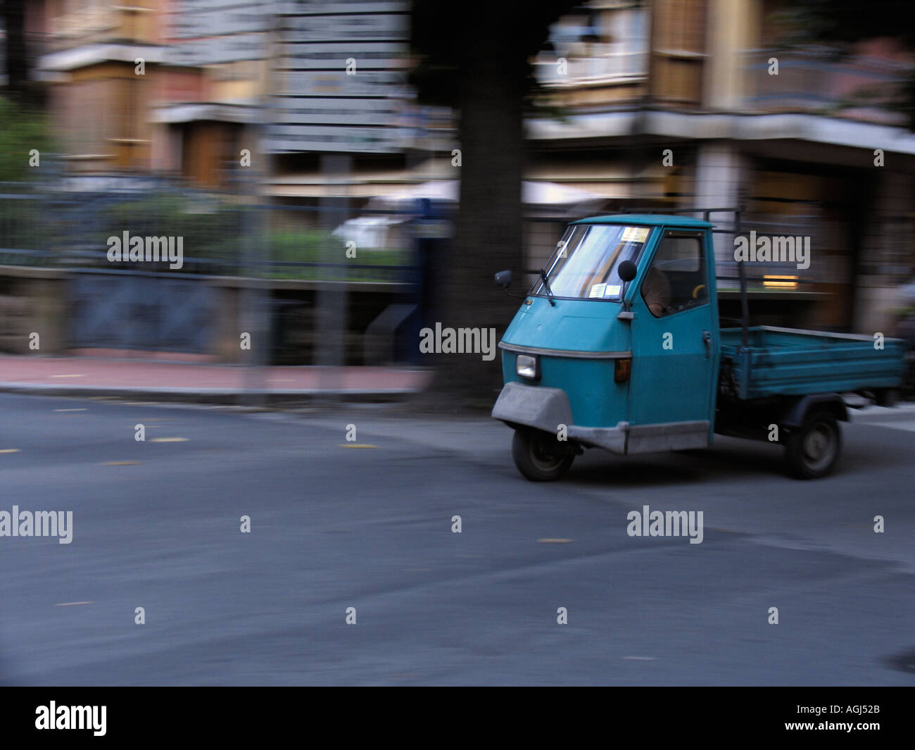 Moto sfocata immagine della Piaggio Ape tre ruote Levanto Italia Foto stock  - Alamy