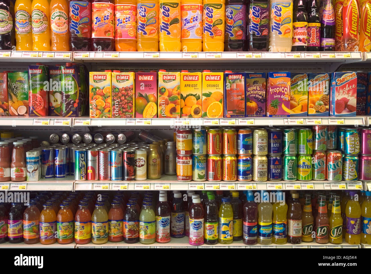 I differenti succhi di frutta in vendita nel locale negozio ad angolo nel nord di Londra Foto Stock