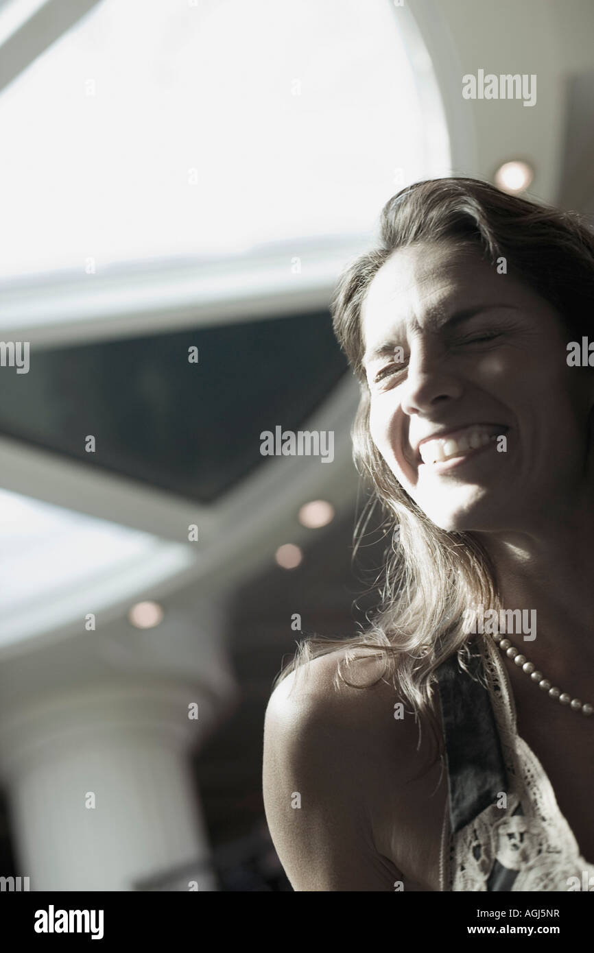 Close-up di un adulto medio donna sorridente Foto Stock