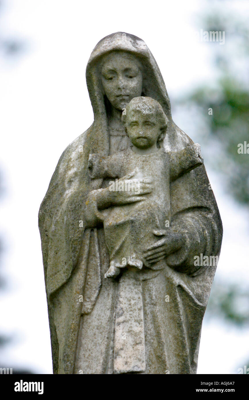La Madonna e il bambino nel cimitero Foto Stock