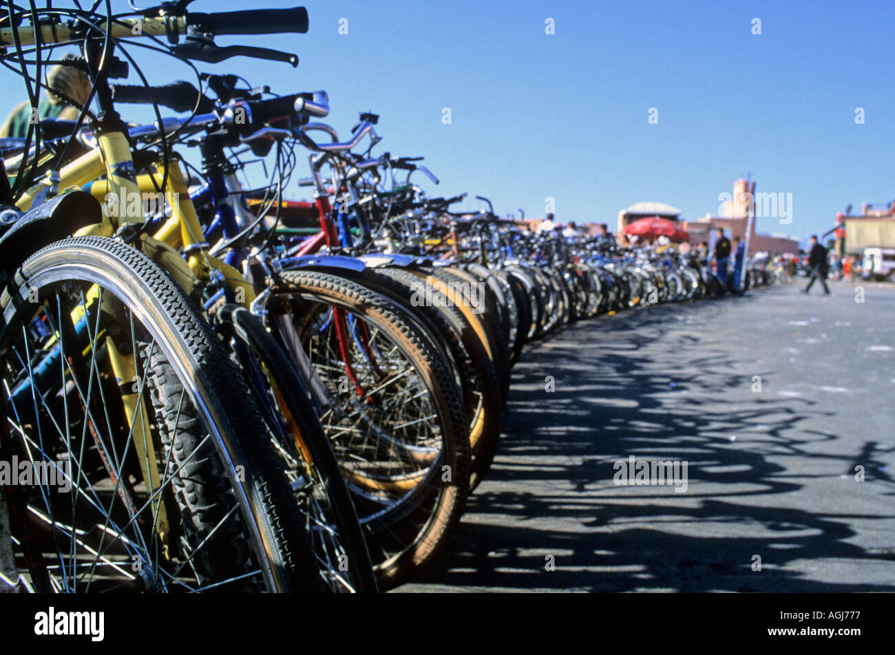 Una fila di biciclette parcheggiate Foto Stock