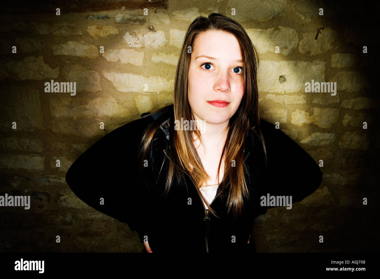 Ritratto di ragazza adolescente vestito di nero superiore dei bracci di appoggio sulla sua vita. Foto Stock