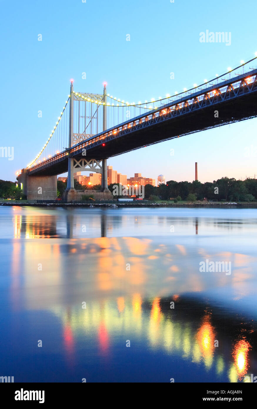 Triborough Bridge e dalla riflessione di Astoria Park, Queens a New York. Foto Stock