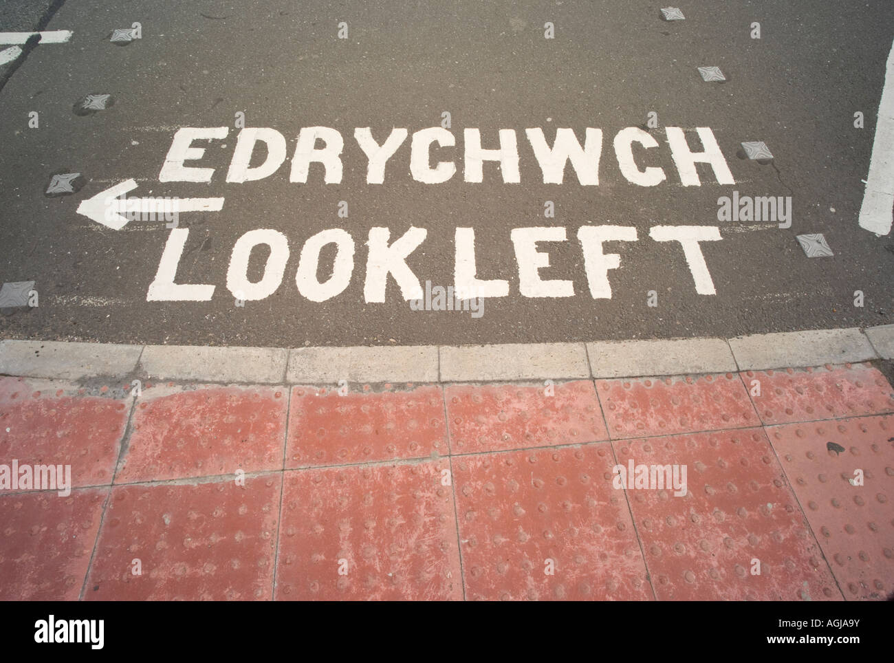 Guardare a sinistra strada marker in inglese e in lingua gallese Llandudno North Wales Foto Stock