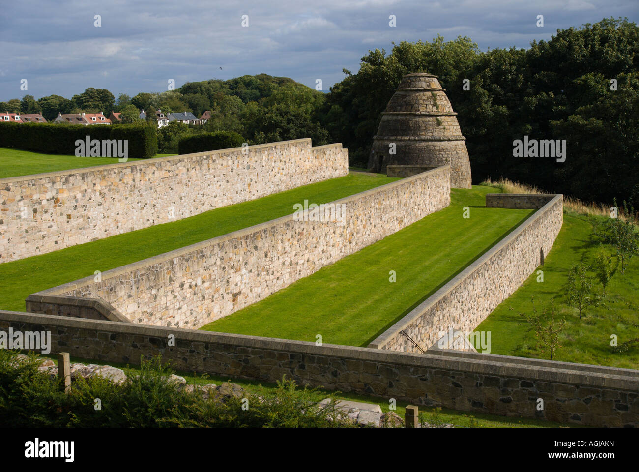 Castello di Aberdour Fife Scozia la colombaia e terrazze giardino Foto Stock