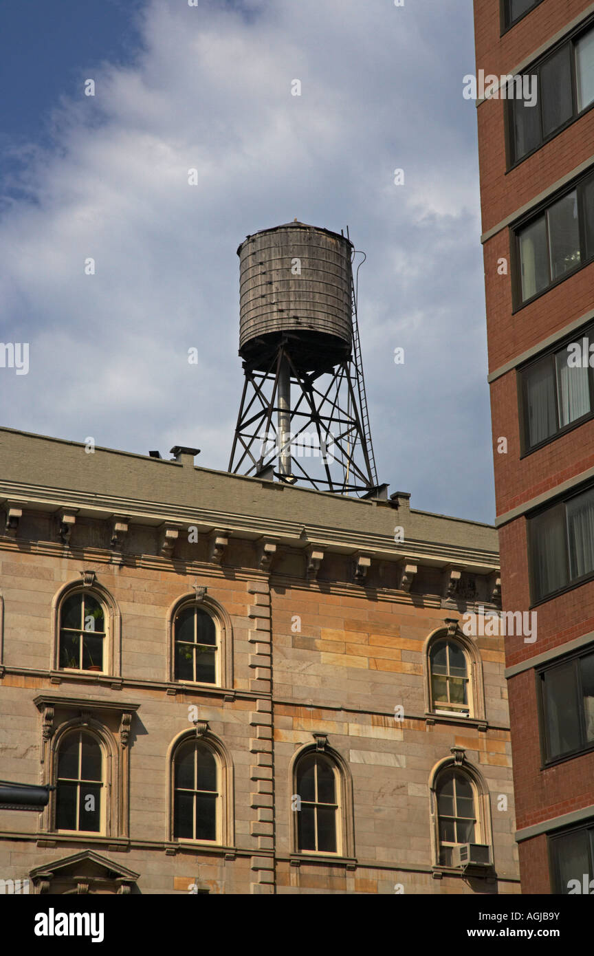 Torre di acqua sulla parte superiore di un edificio a Manhattan, New York Foto Stock