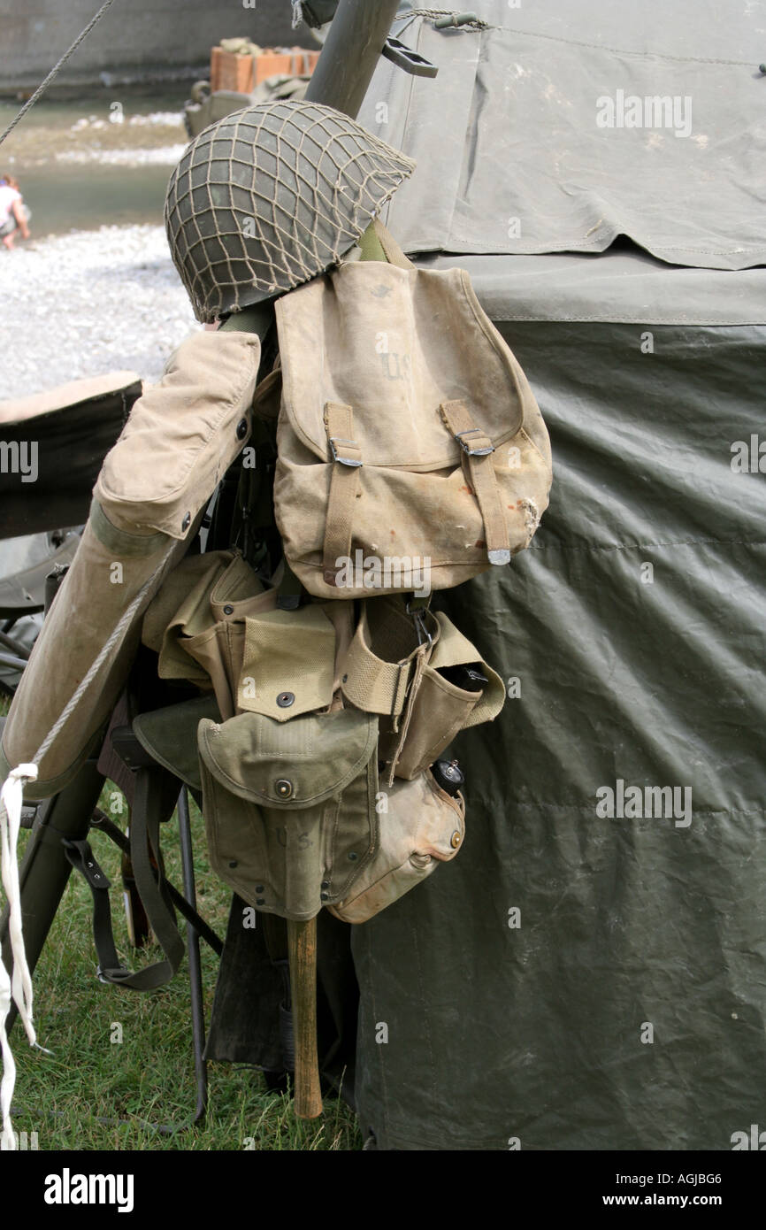 Acciaio casco e zaino che commemora l'arrivo dell'esercito statunitense nel 1945 Bad Toelz Baviera Germania Foto Stock
