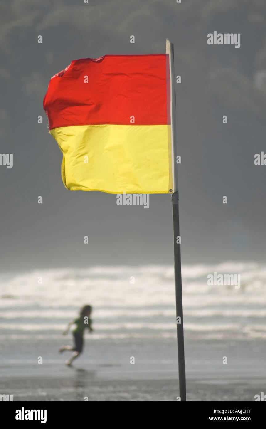 Rosso e giallo marcatura banner di sicuro la zona di balneazione sorvegliata da bagnini Poppit Sands Pembrokeshire west wales Foto Stock