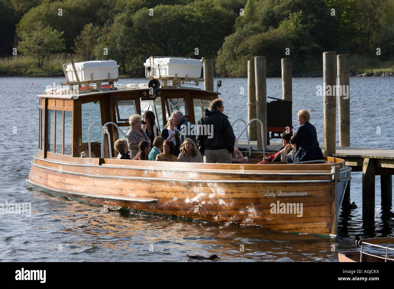 Derwentwater Keswick Cumbria Regno Unito la barca sbarchi con Lady Derwentwater barca Foto Stock