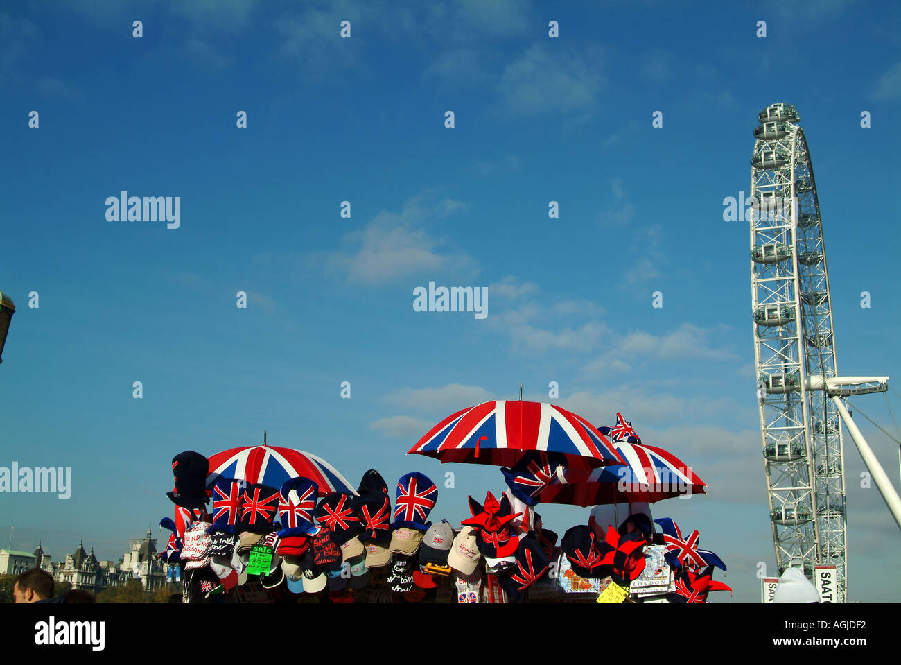Il London Eye costruito per commemorare il millennio di stallo turistica bandiere britanniche Londra Inghilterra REGNO UNITO Foto Stock