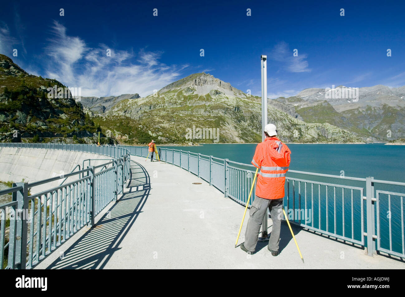 Ingegneri controllare la diga per i guasti al Lago di Emerson su Swiss confine francese arginato per generare hydro energia elettrica Foto Stock