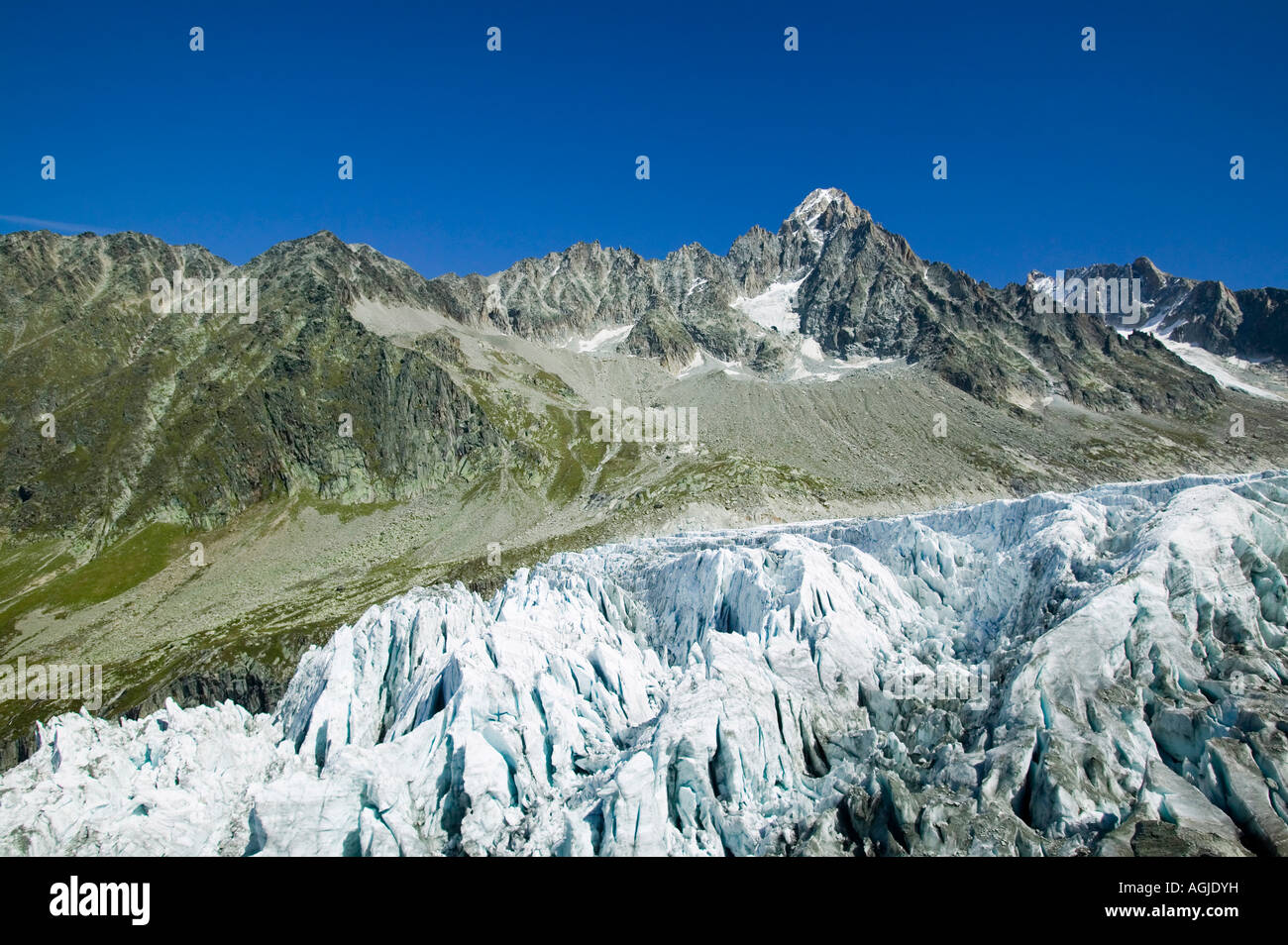Il muso del ghiacciaio di Argentiere come la maggior parte dei ghiacciai alpini si è ritirata rapidamente a causa del riscaldamento globale Chamonix Francia Foto Stock