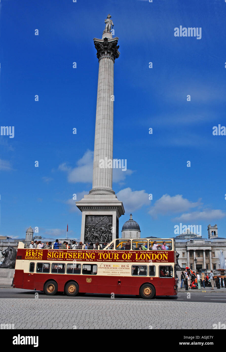 Colonna di Nelson e rosso bus turistico di Londra Foto Stock