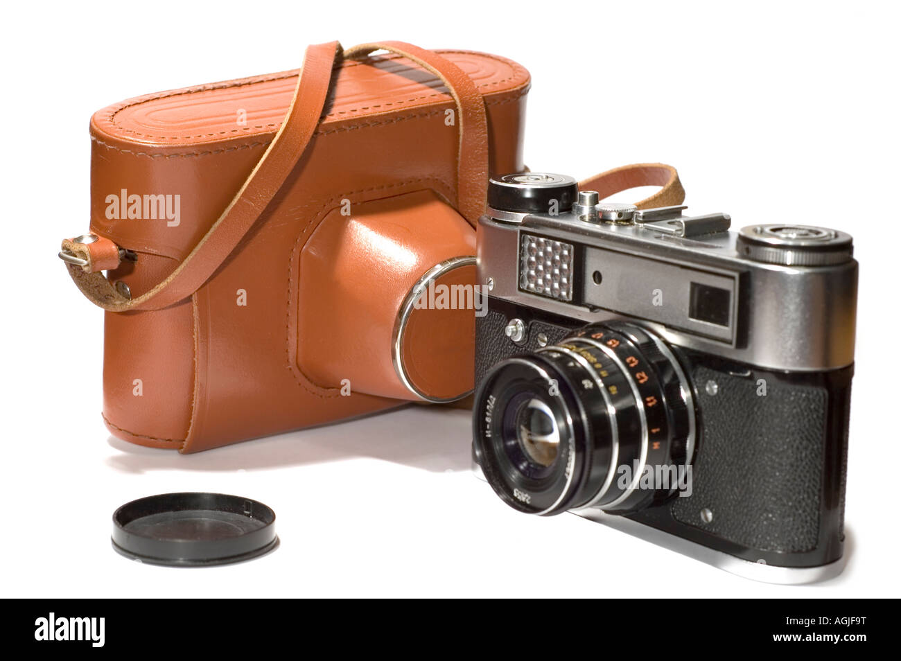 Oggetto di serie su bianco isolato vecchia macchina fotografica reflex con custodia Foto Stock
