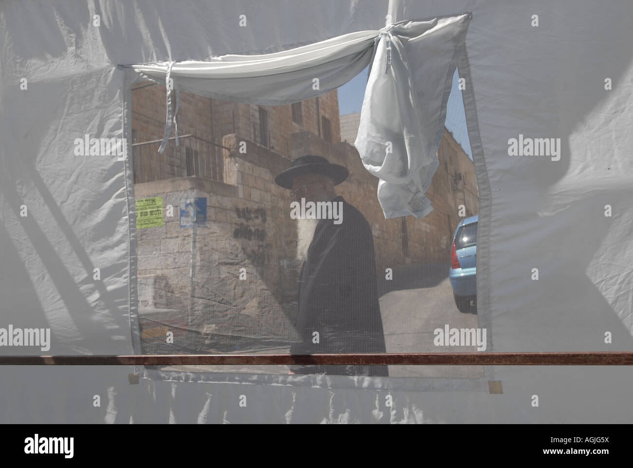 l'ebreo ortodosso passa accanto a uno stand tradizionale durante la Festa Sukkot dei Tabernacoli nel quartiere Mea Shearim, a Gerusalemme ovest Foto Stock