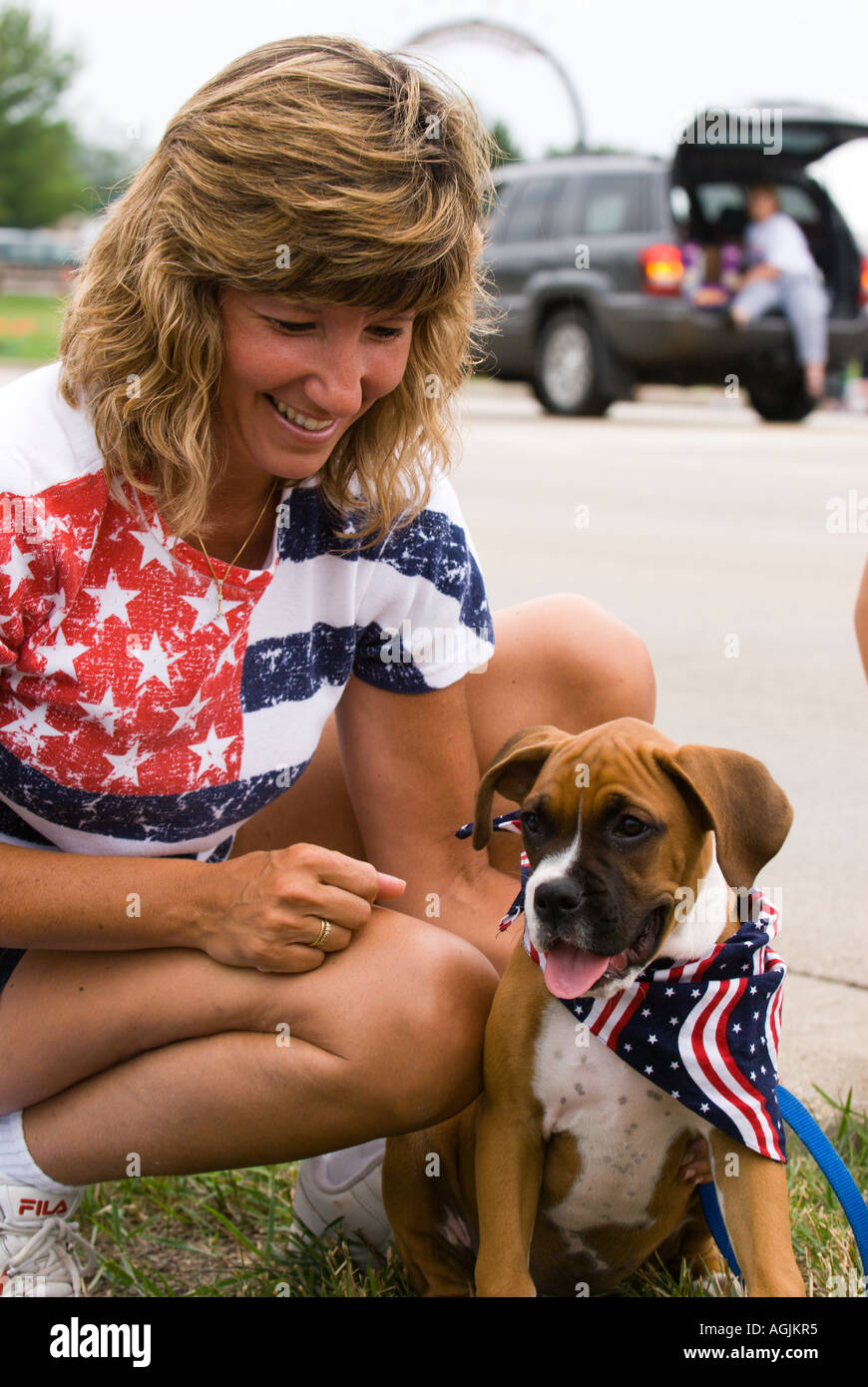 Patriotic cucciolo di cane e proprietario pongono per la fotocamera mentre godendo un 4 di luglio parade di Bartlett Illinois Foto Stock