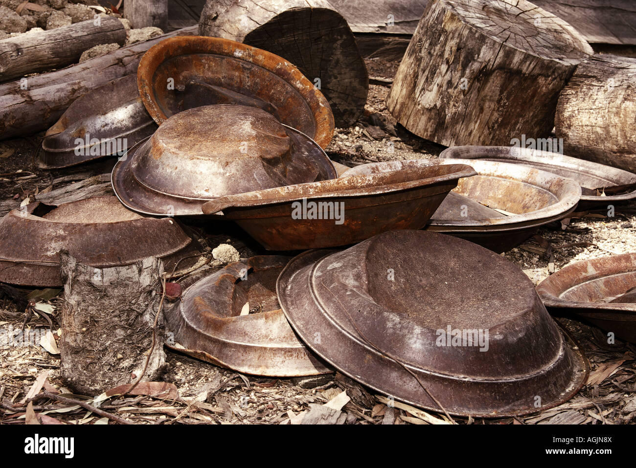 Impossibile pila di teglie di oro dopo che tutti hanno dato il massimo Foto Stock