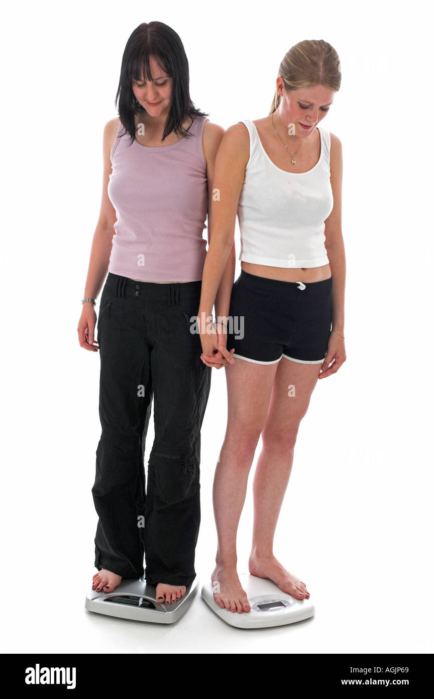 Due alte slim giovani donne di peso se stessi su scale Foto Stock