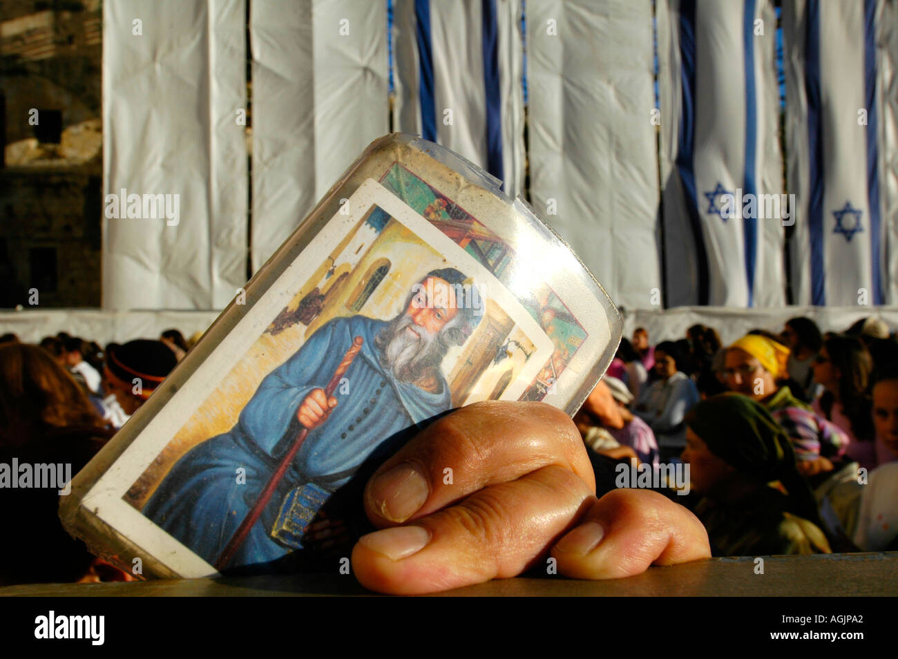 Adoratore ebraica holding talismano religiosa durante la preghiera al Muro Occidentale di Gerusalemme Israele Foto Stock