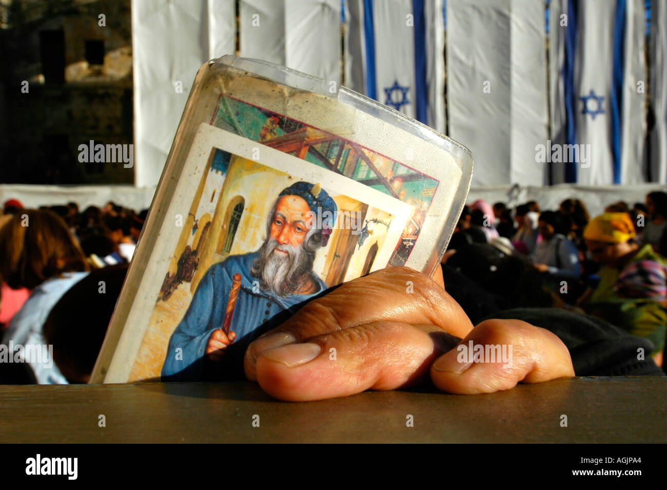 Adoratore ebraica holding talismano religiosa durante la preghiera al Muro Occidentale di Gerusalemme Israele Foto Stock