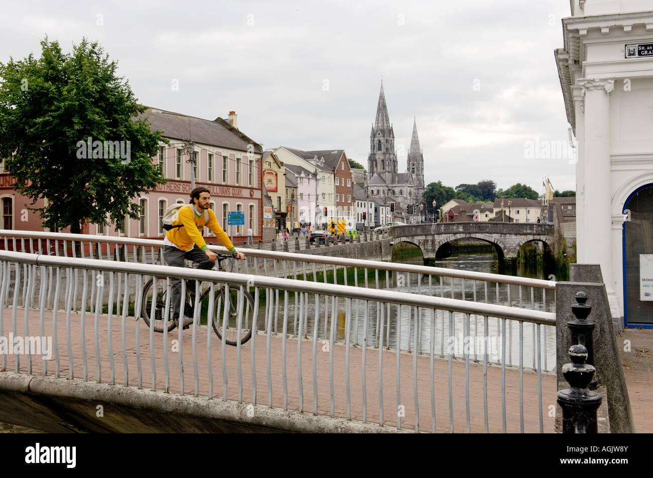 Al di là del fiume Lee dal fondo del Grand Parade a sud-ovest di Sullivan's Quay verso St Finbarr cattedrale. La città di Cork, Irlanda. Foto Stock