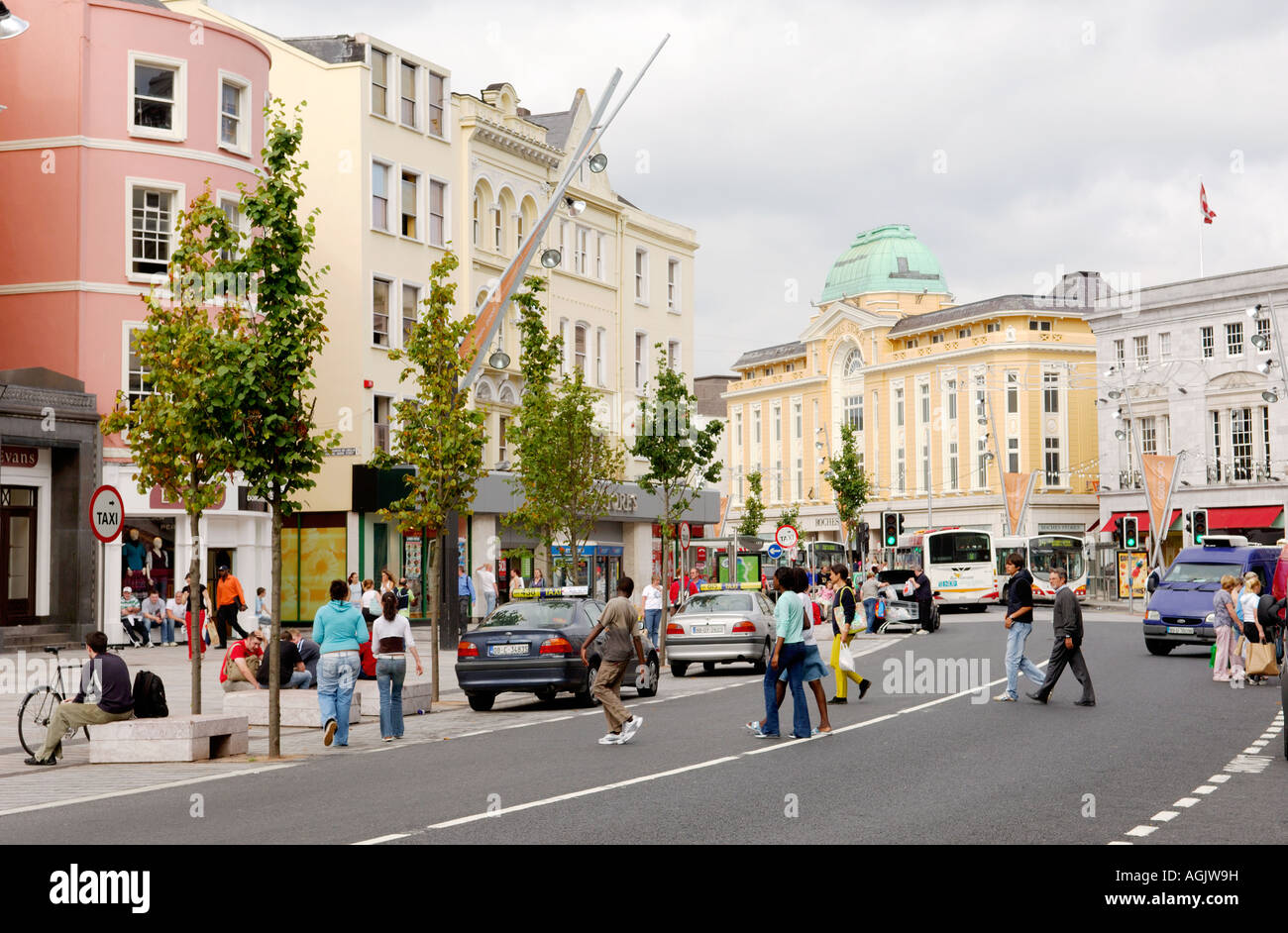 La città di Cork, nella contea di Cork, Irlanda. Guardando a nord-est attraverso St Patrick Street nel cuore del centro commerciale. Foto Stock La città di Cork, nella contea di Cork, Irlanda. Guardando a nord-est attraverso St Patrick Street nel cuore del centro commerciale. Foto Stock