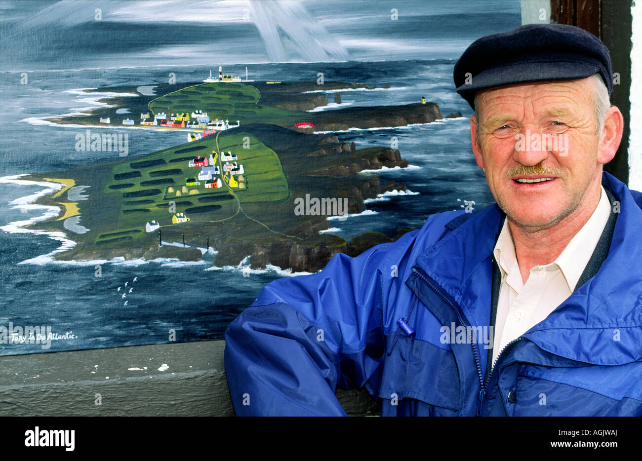 Patsy Dan Rodgers, re di Tory Island, Donegal, Irlanda. Musicista e artista visto con uno dei suoi dipinti dell'isola. Foto Stock