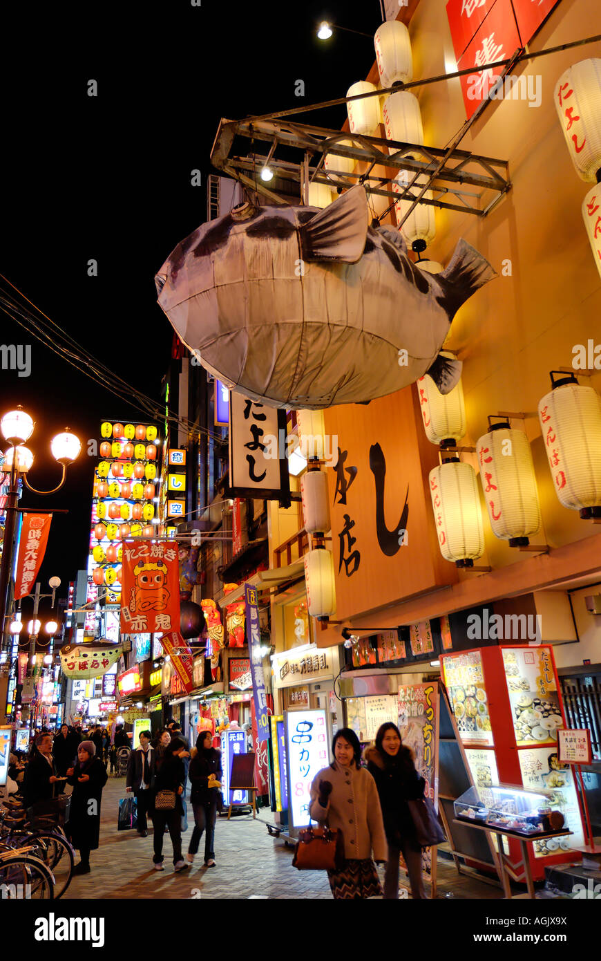 Zubora-ya: un fugu ristorante con una grande lanterna blowfish appendere fuori Dotondori anteriore Osaka in Giappone Foto Stock