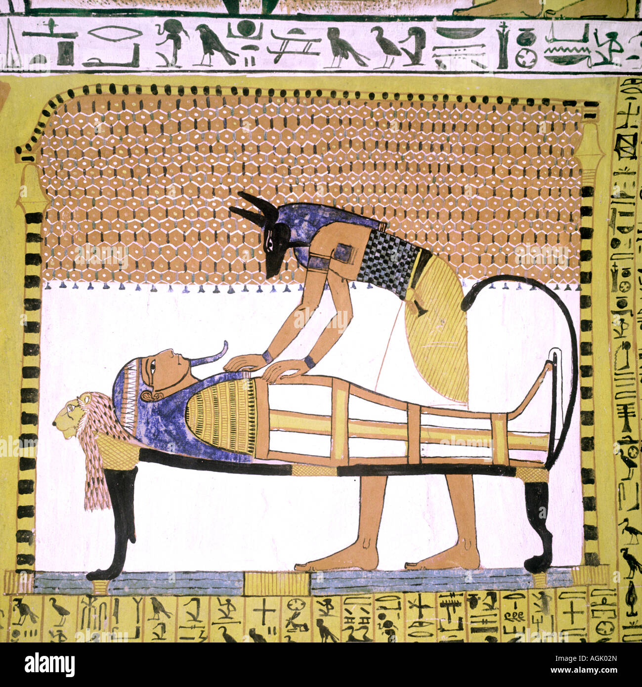 Anubi, dio degli inferi, eseguendo il rituale della bocca di apertura cerimonia. Deir el-Medina, Egitto Foto Stock