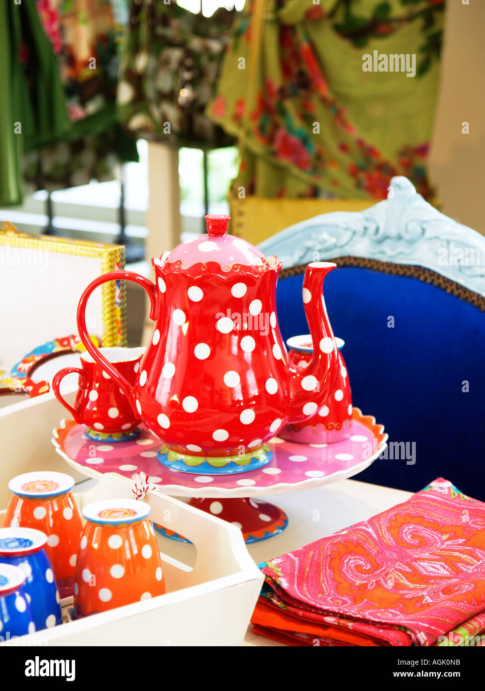 Rosso con il bianco polka dot teiera progettata da Oilily esclusivamente per Douwe Egberts caffè Foto Stock Rosso con il bianco polka dot teiera progettata da Oilily esclusivamente per Douwe Egberts caffè Foto Stock