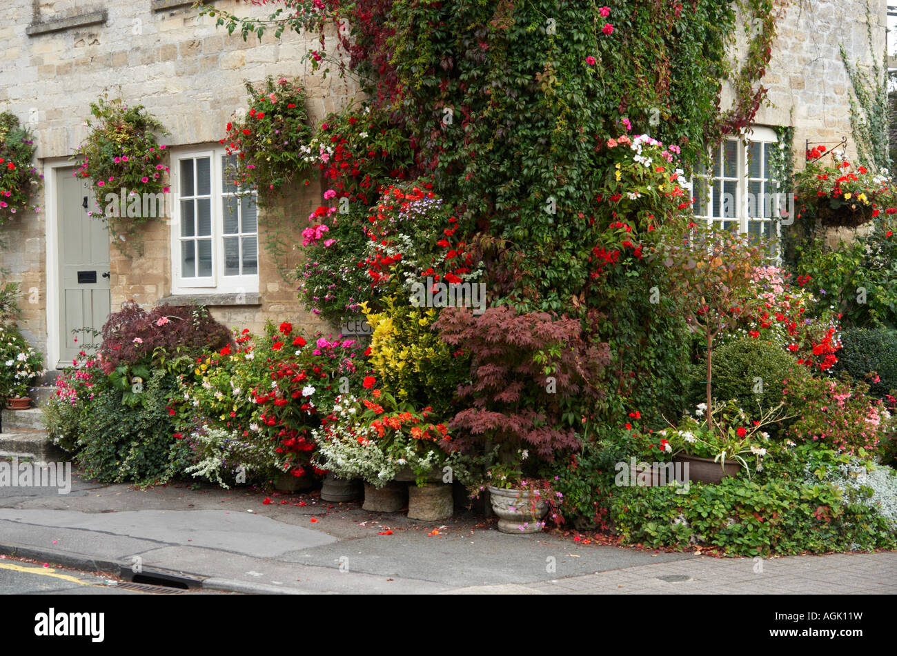 Un display floreali lungo Cecily Hill Cirencester Gloucestershire in Inghilterra Foto Stock