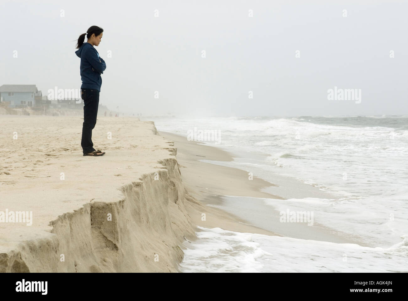 Donna che guarda alla spiaggia erosione dopo l uragano Fire Island Long Island New York STATI UNITI D'AMERICA Foto Stock