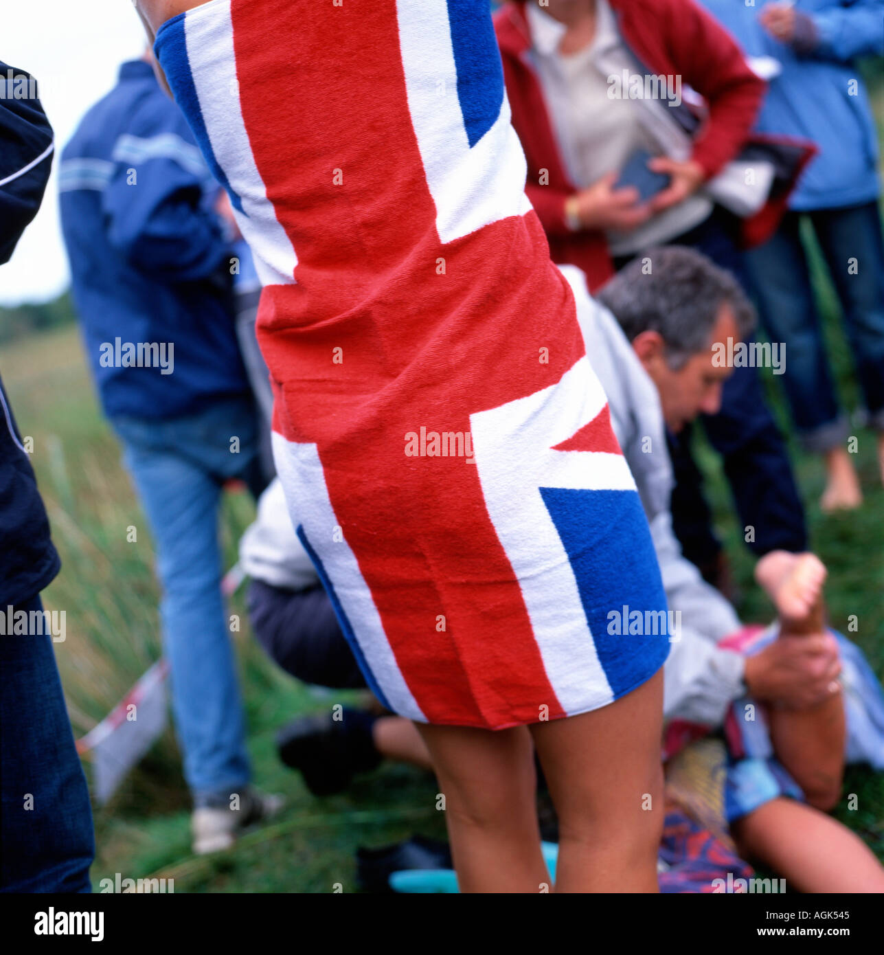 Vista posteriore donna avvolta in Union Jack bandiera asciugamani al World Bog snorkeling Championships in Llanwrtyd Wells Powys Mid Wales UK KATHY DEWITT Foto Stock