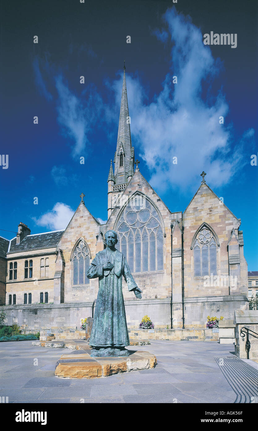 Il Cardinale Basil Hume statua e la Cattedrale di St Mary, Newcastle-upon-Tyne, Regno Unito Foto Stock