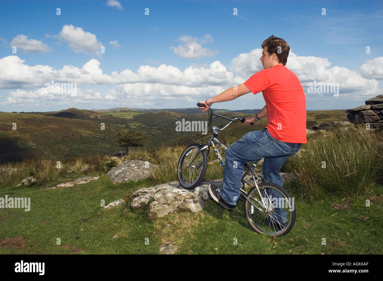 I giovani adulti e mountain bike Devon UK Foto Stock