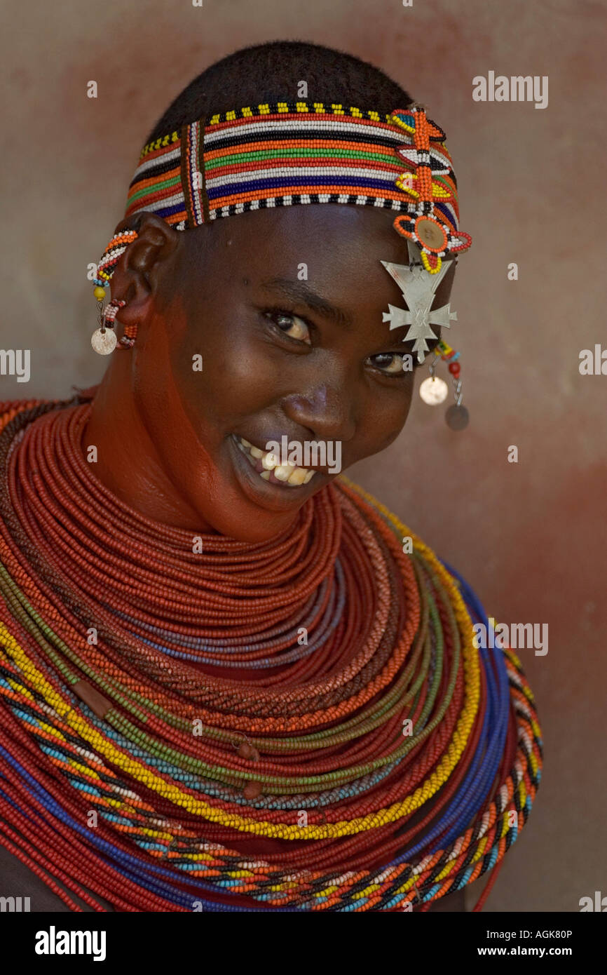 Africa, Kenya, Samburu riserva nazionale. Ritratto di sorridere Samburu donna che indossa collana cerimoniale e copricapo. Foto Stock