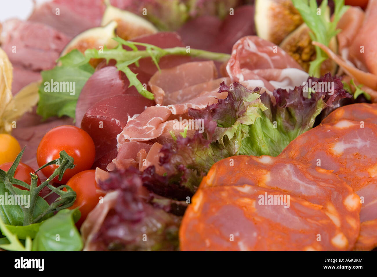 Selezione di affettati con insalata Foto Stock