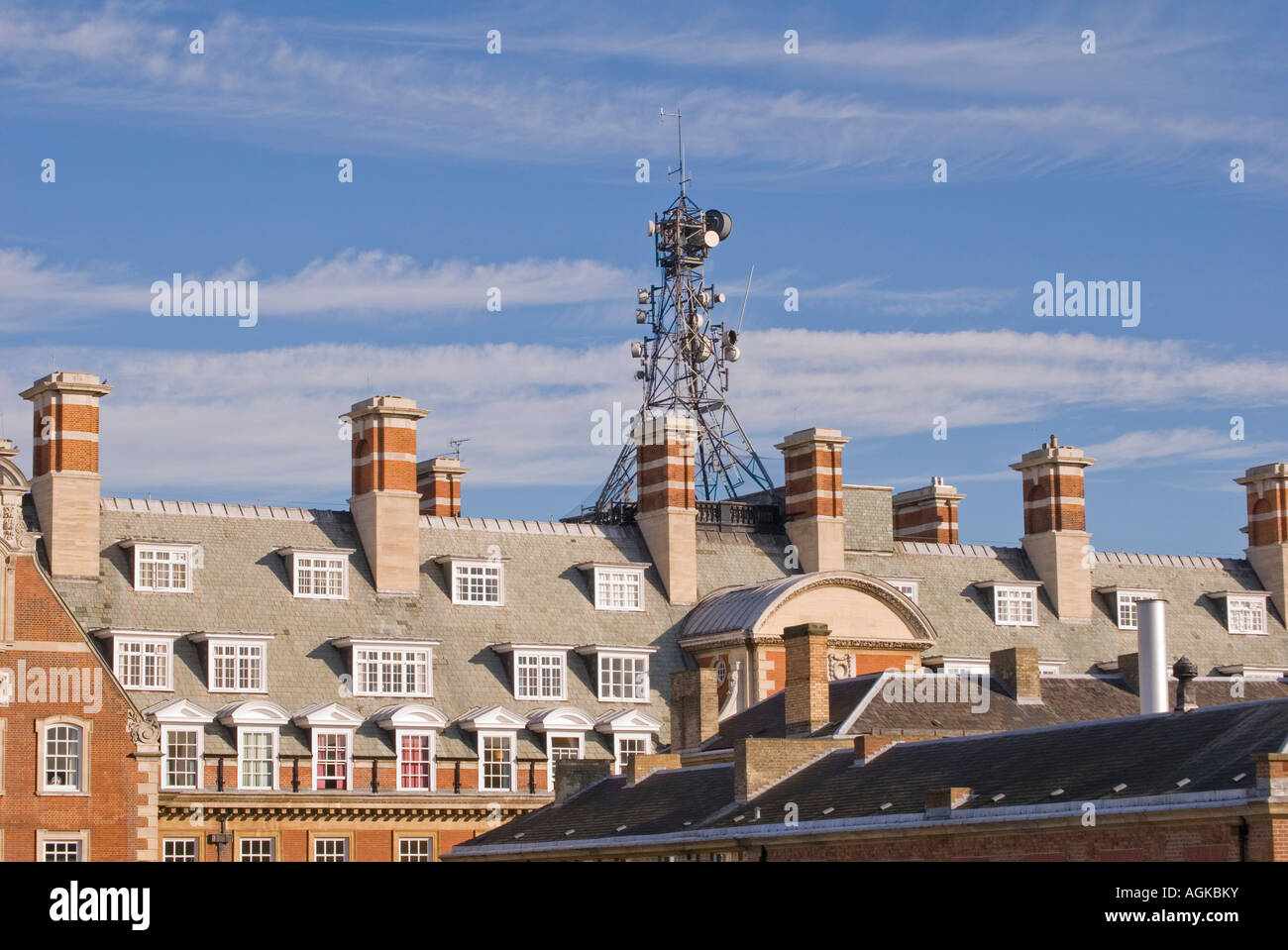 La torre delle comunicazioni sul tetto di un edificio, York Foto Stock