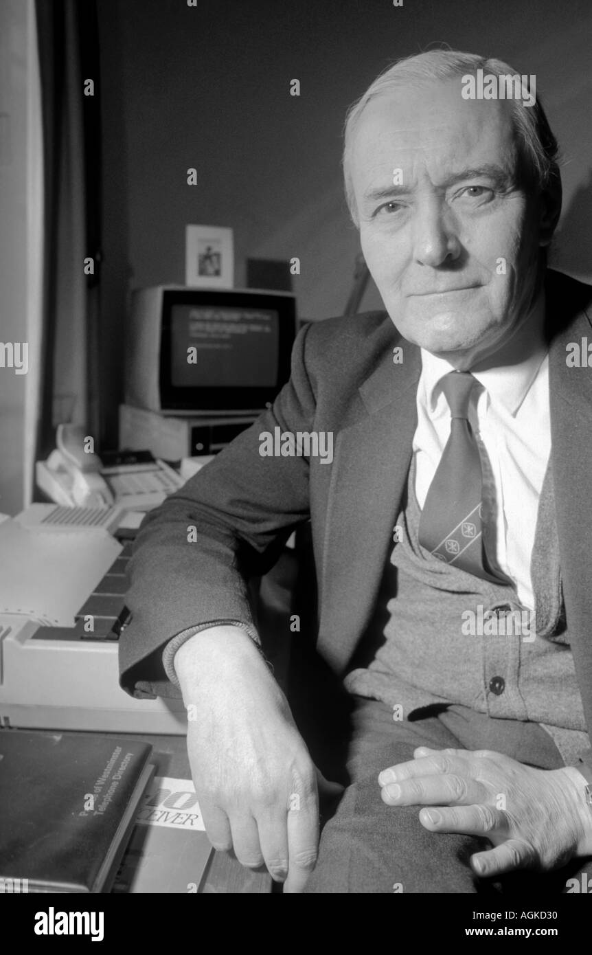 Tony Benn MP del lavoro presso il suo ufficio a ovest di Londra, Inghilterra Foto Stock