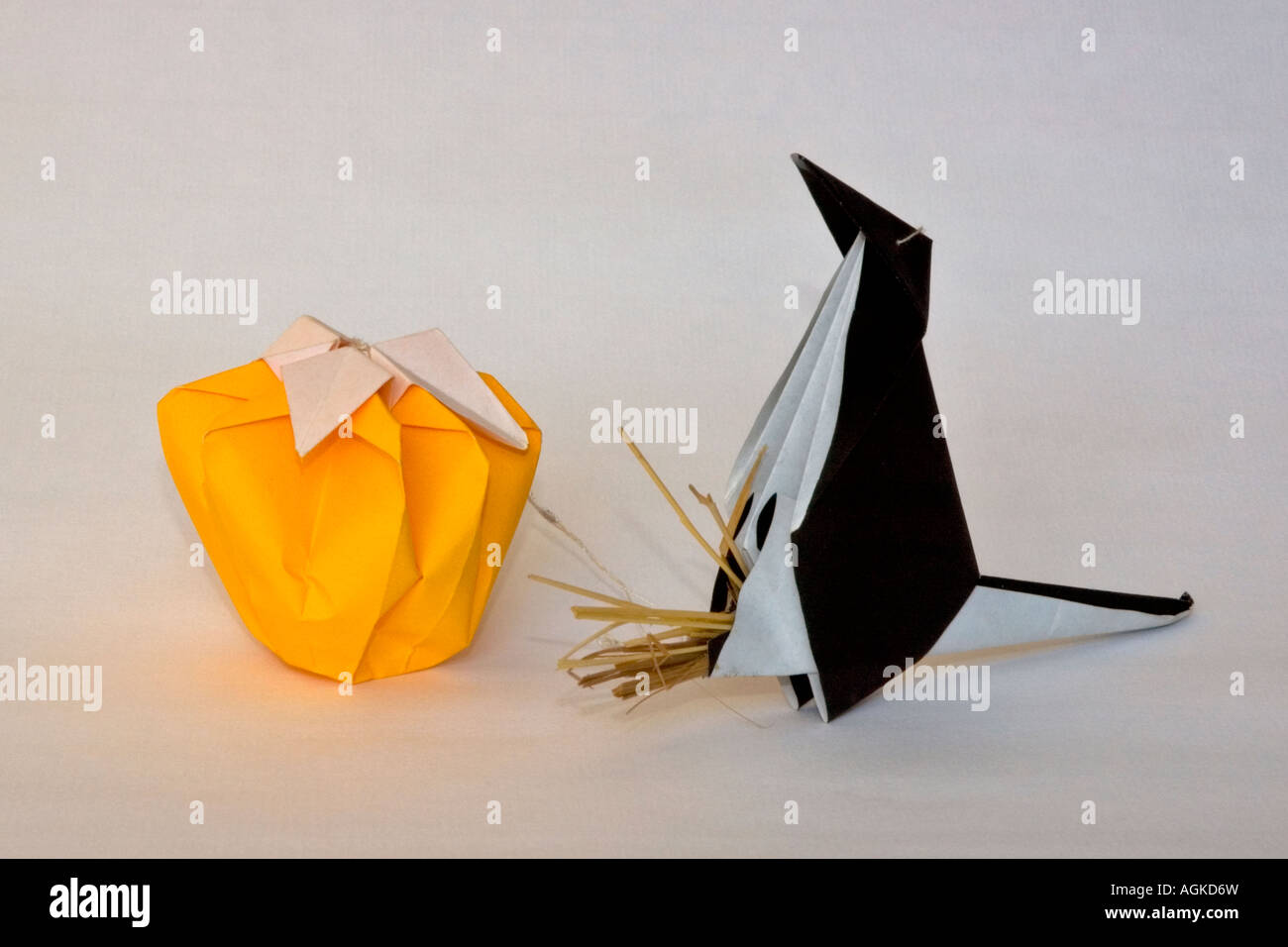 Halloween Origami Kürbis und Hexe halloween origami di zucca e strega Foto  stock - Alamy