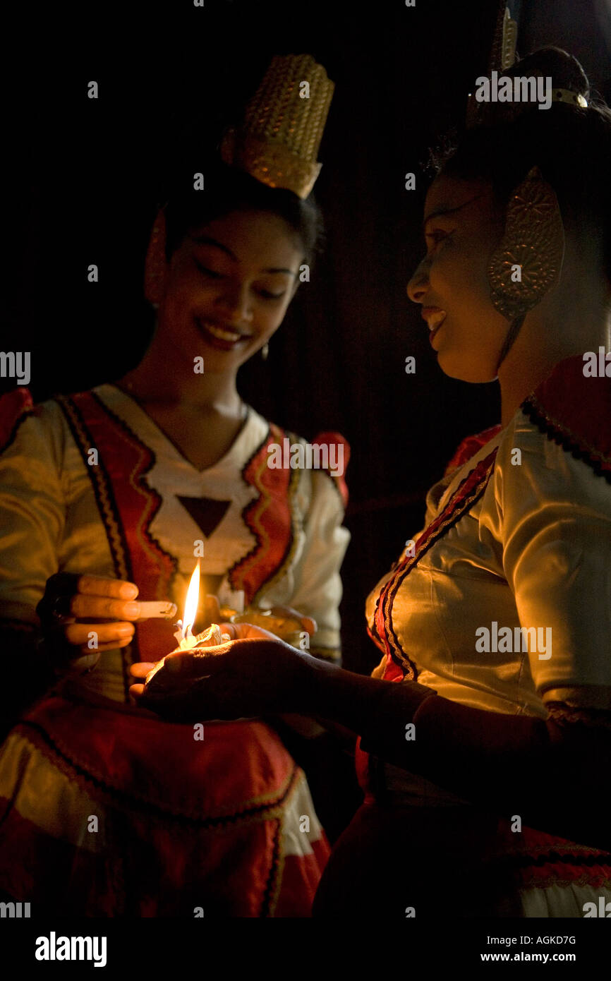 Kandyan ballerino tradizionale Foto Stock