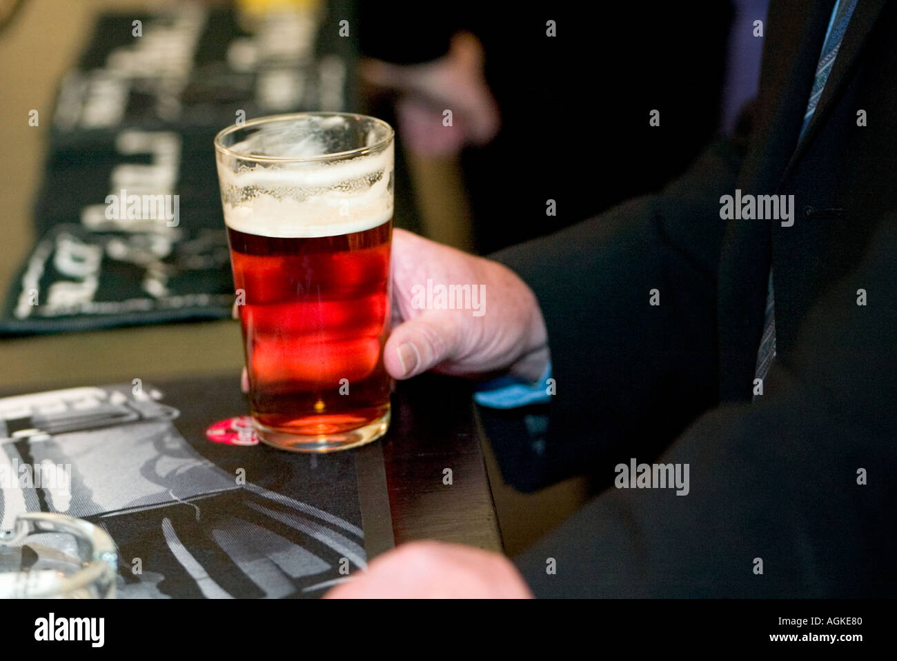 Interno del pub - uomo che beve una pinta di birra al pub bar, Regno Unito Foto Stock
