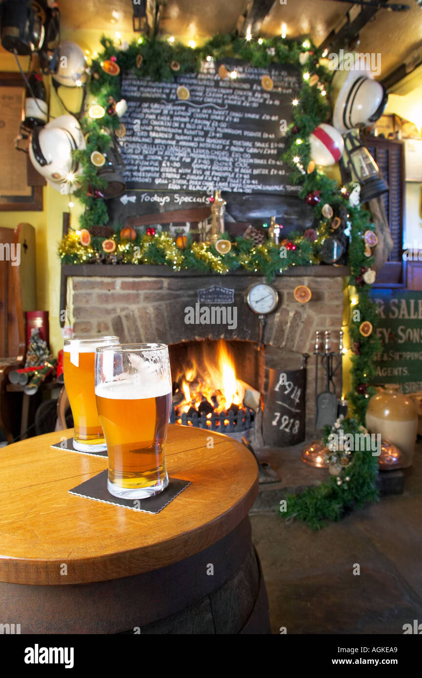 Natale in un tradizionale inglese antico pub di campagna, REGNO UNITO Foto Stock