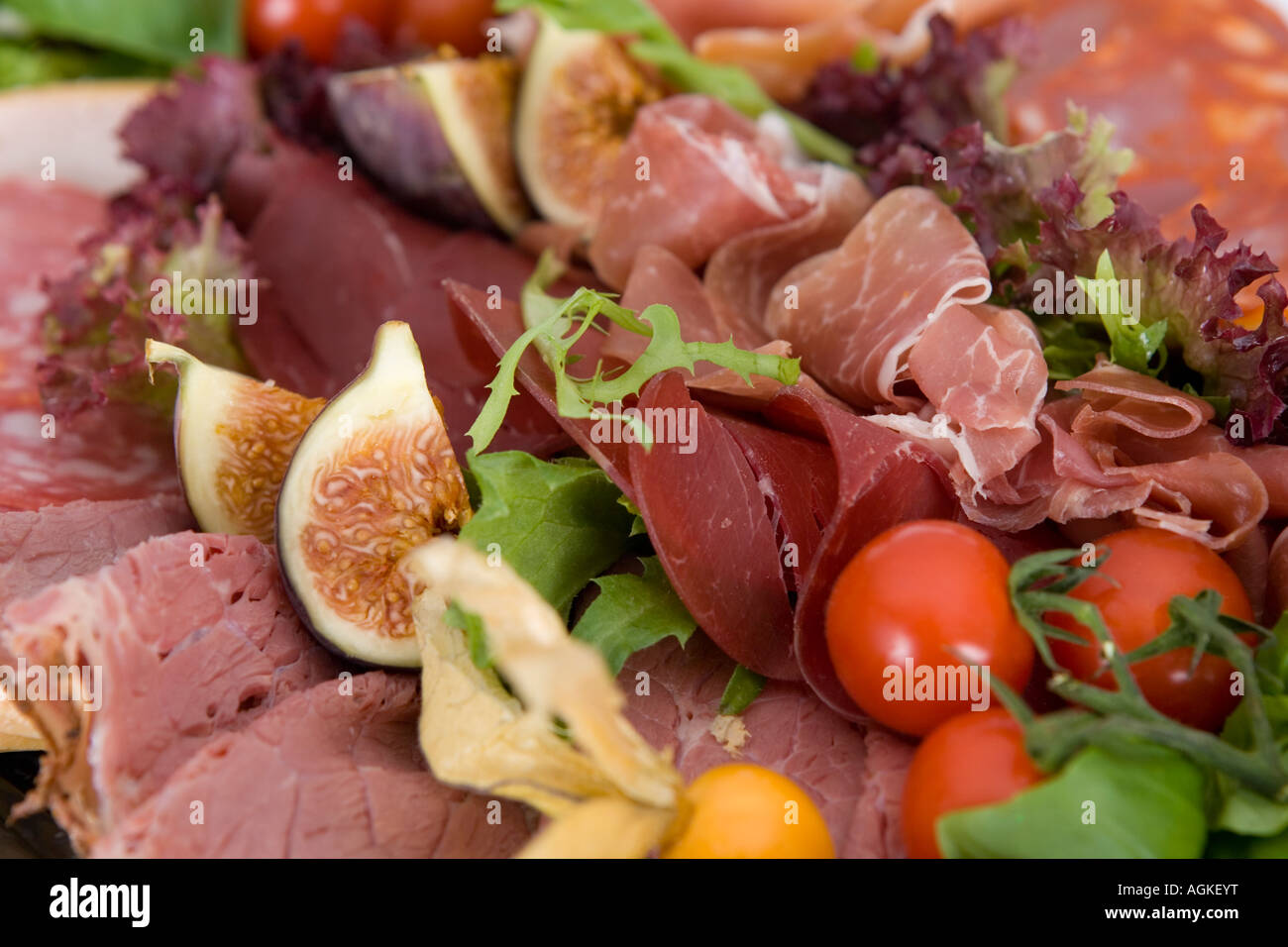 Selezione di affettati con insalata Foto Stock