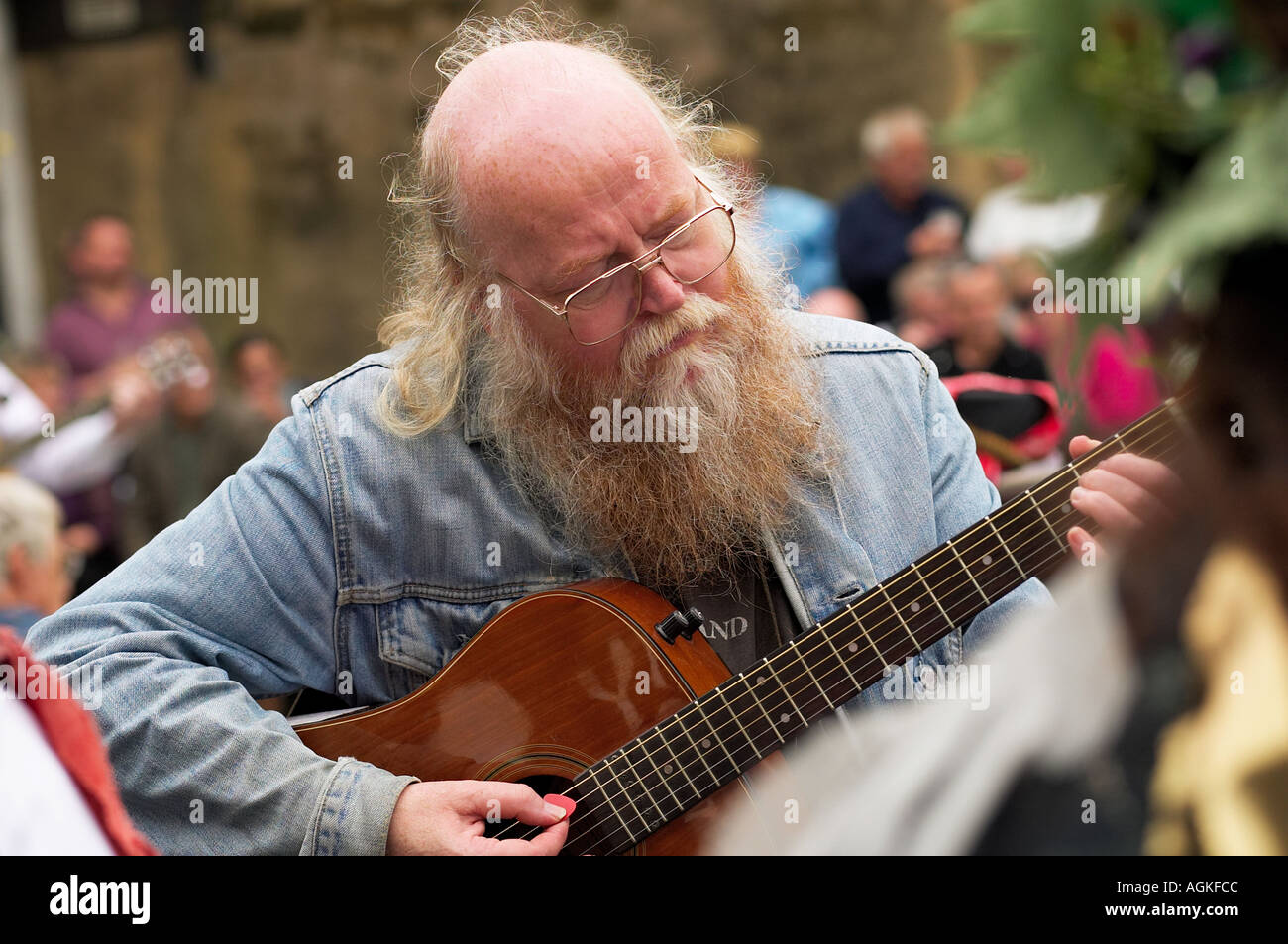 Uomo di suonare una chitarra a un festival di musica popolare Yorkshire England Regno Unito Foto Stock