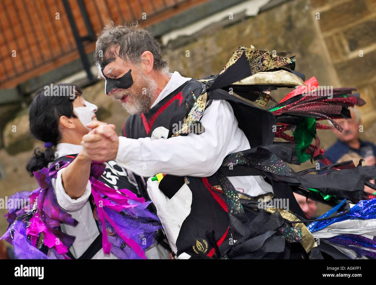 Morris l uomo e la donna giovane morris ballare insieme a un festival di musica popolare Yorkshire England Regno Unito Foto Stock