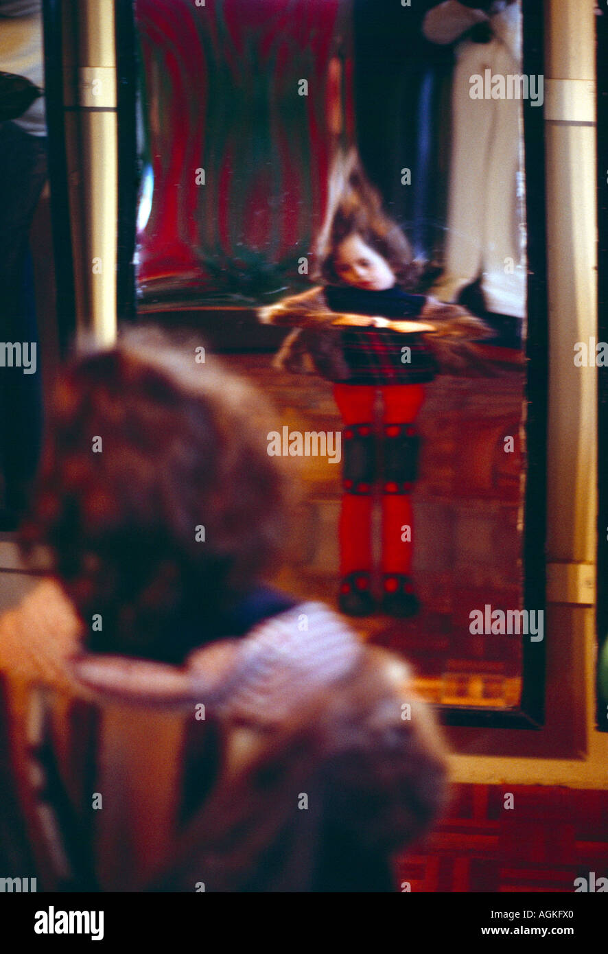 Sala degli Specchi alla fiera ragazza Guardando riflesso distorto dello  specchio Foto stock - Alamy
