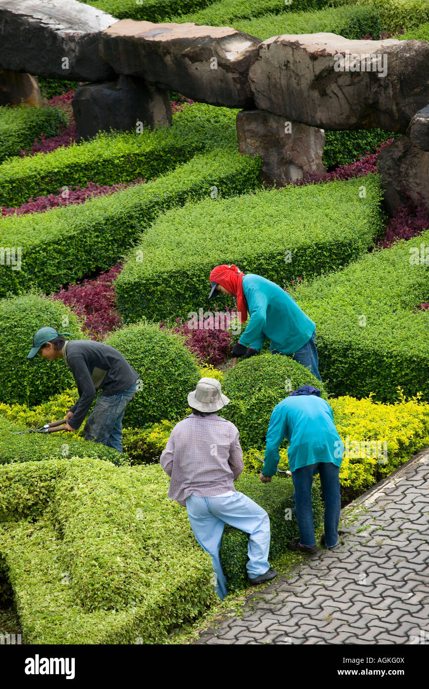 La flora e la Fauna & alta visibilità giardinaggio giardinieri a Suan Nong Nooch o Nong Nooch Tropical Botanical Garden Resort, Pattaya, Thailandia, Asia Foto Stock