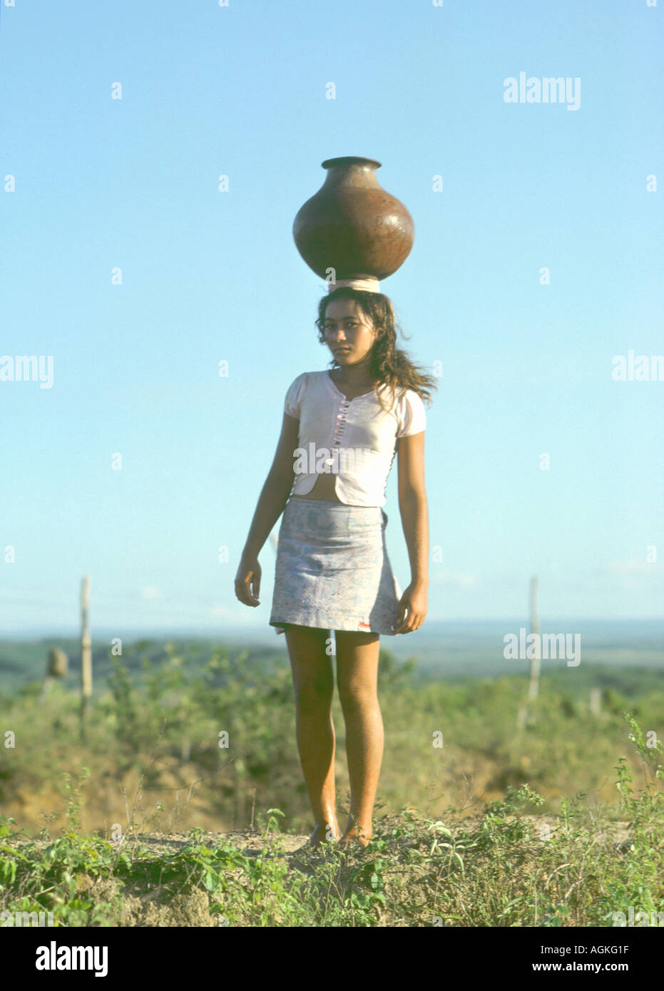 Un giovane femmina vettore acqua nello Stato di Sergipe nordest del Brasile 1971 Foto Stock